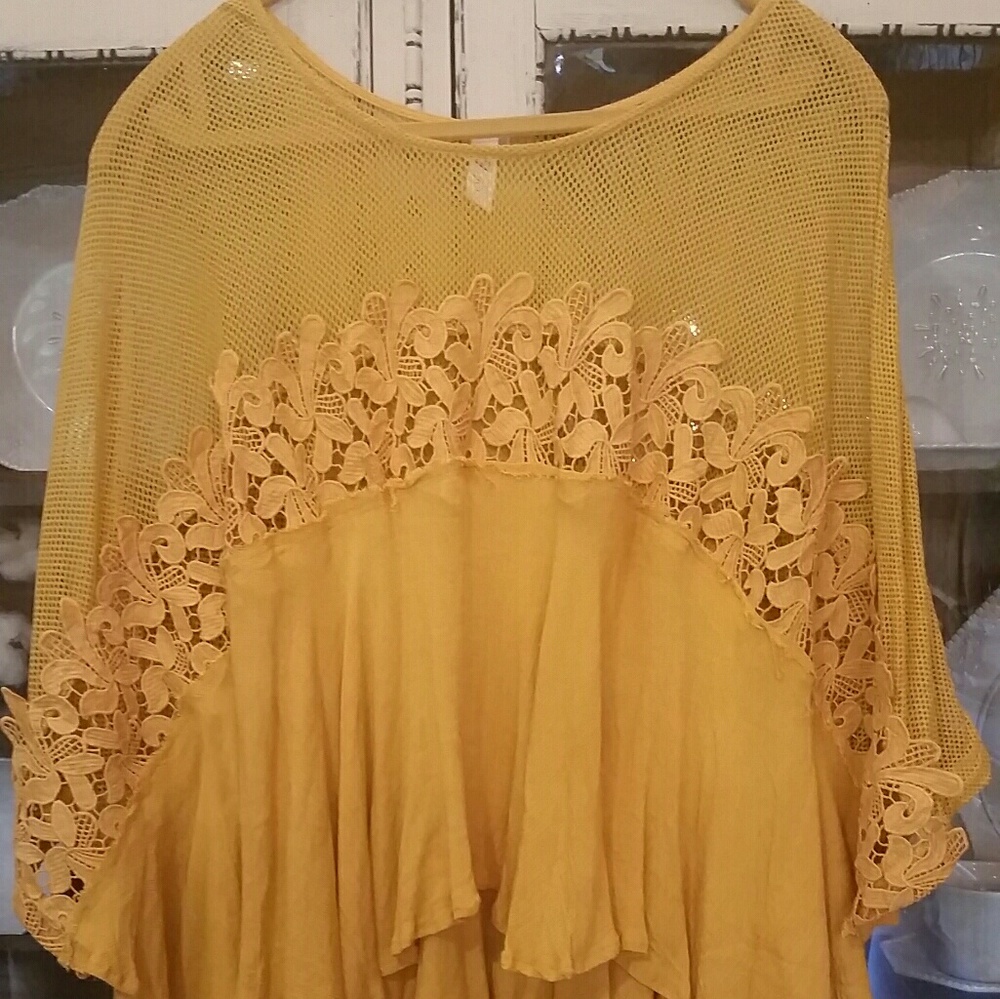 Flowy shirt with floral details